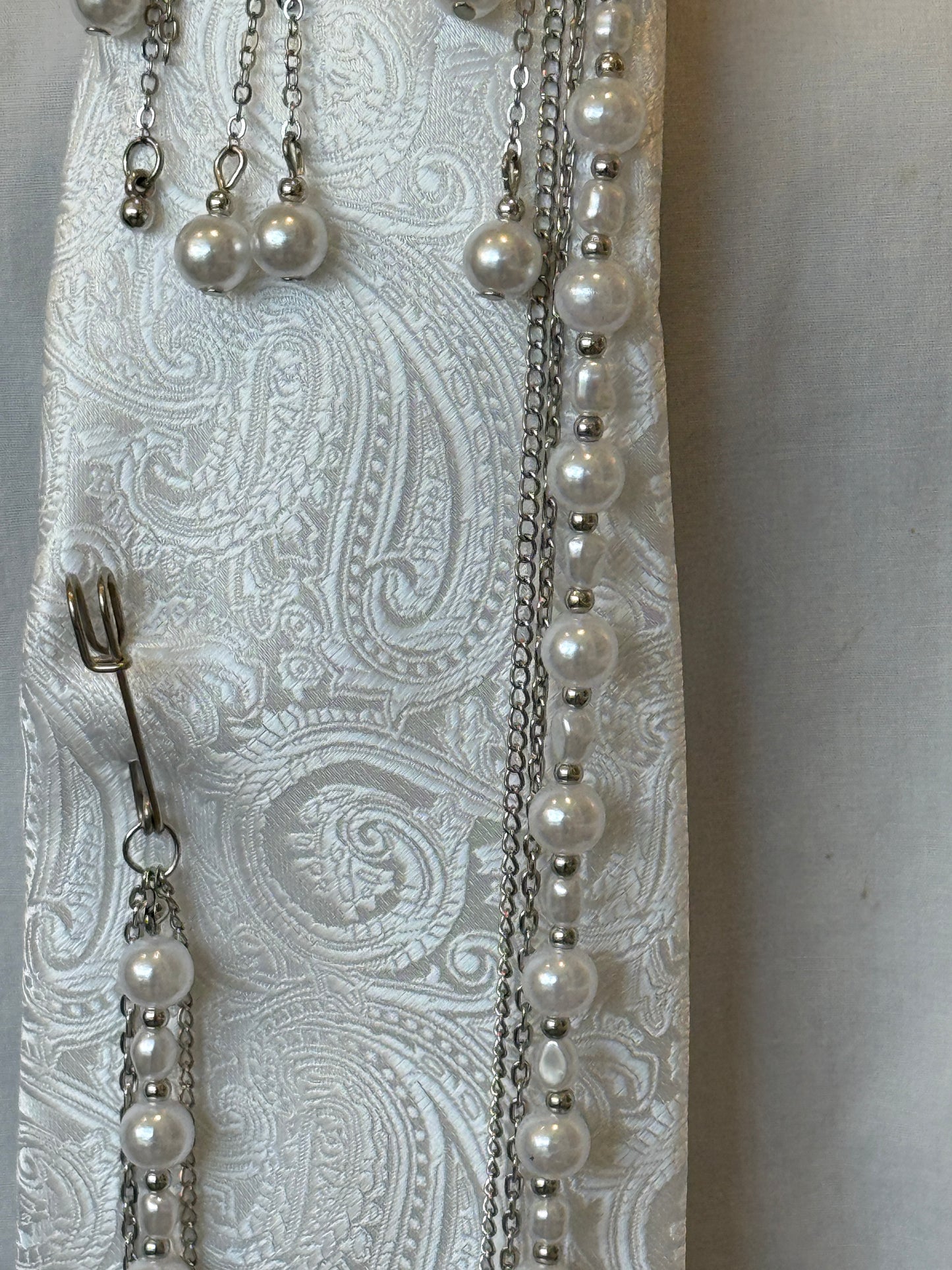 White Tie With Sliver Long Brooch