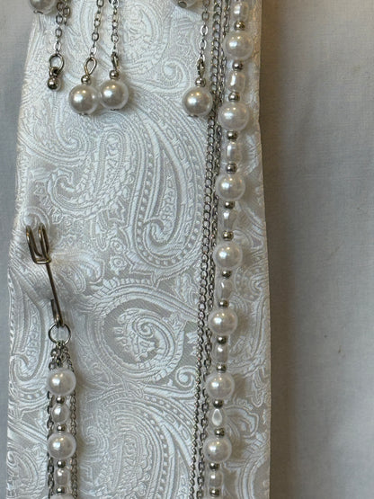 White Tie With Sliver Long Brooch