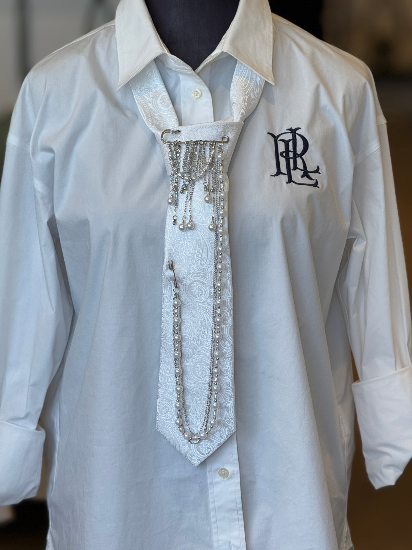 White Tie With Sliver Long Brooch