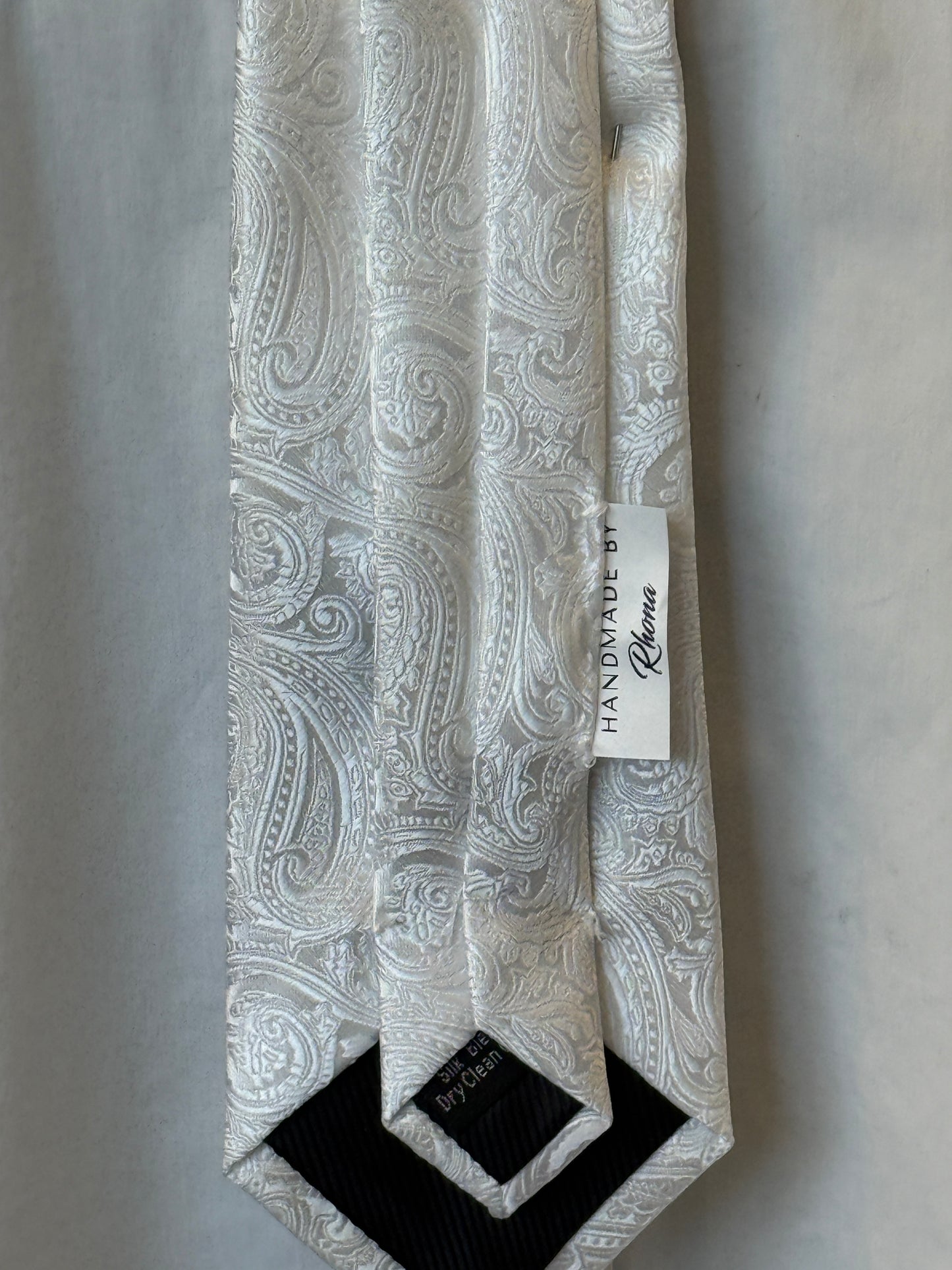 White Tie With Sliver Long Brooch