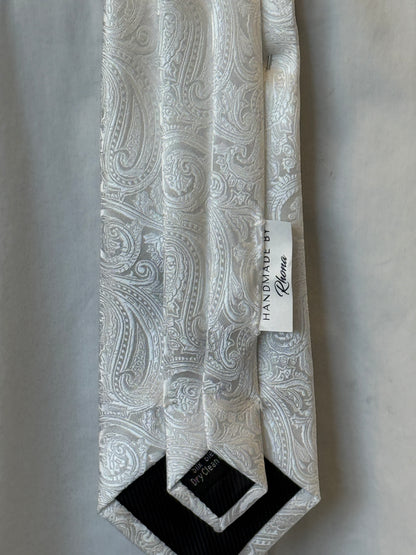 White Tie With Sliver Long Brooch