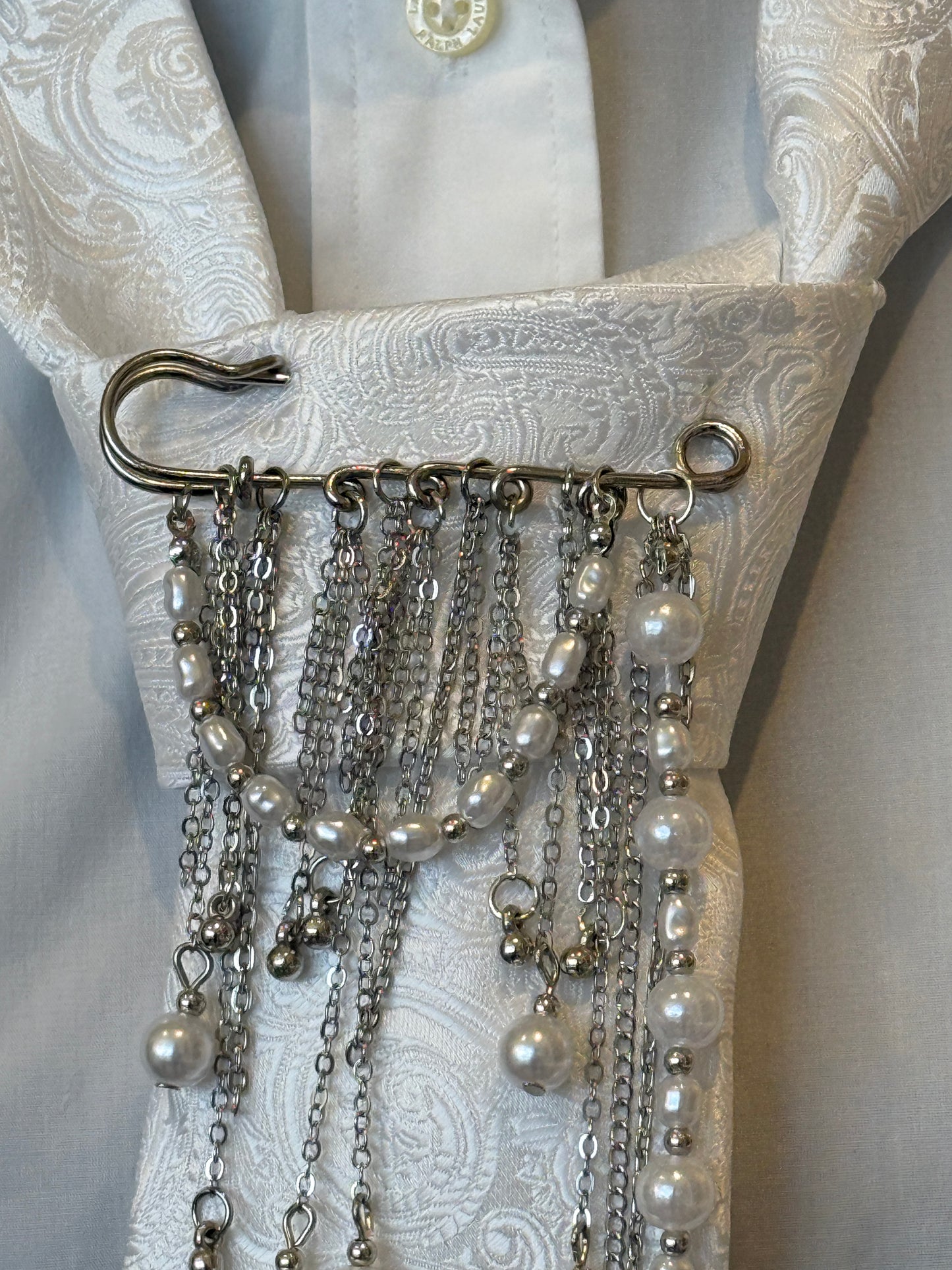 White Tie With Sliver Long Brooch