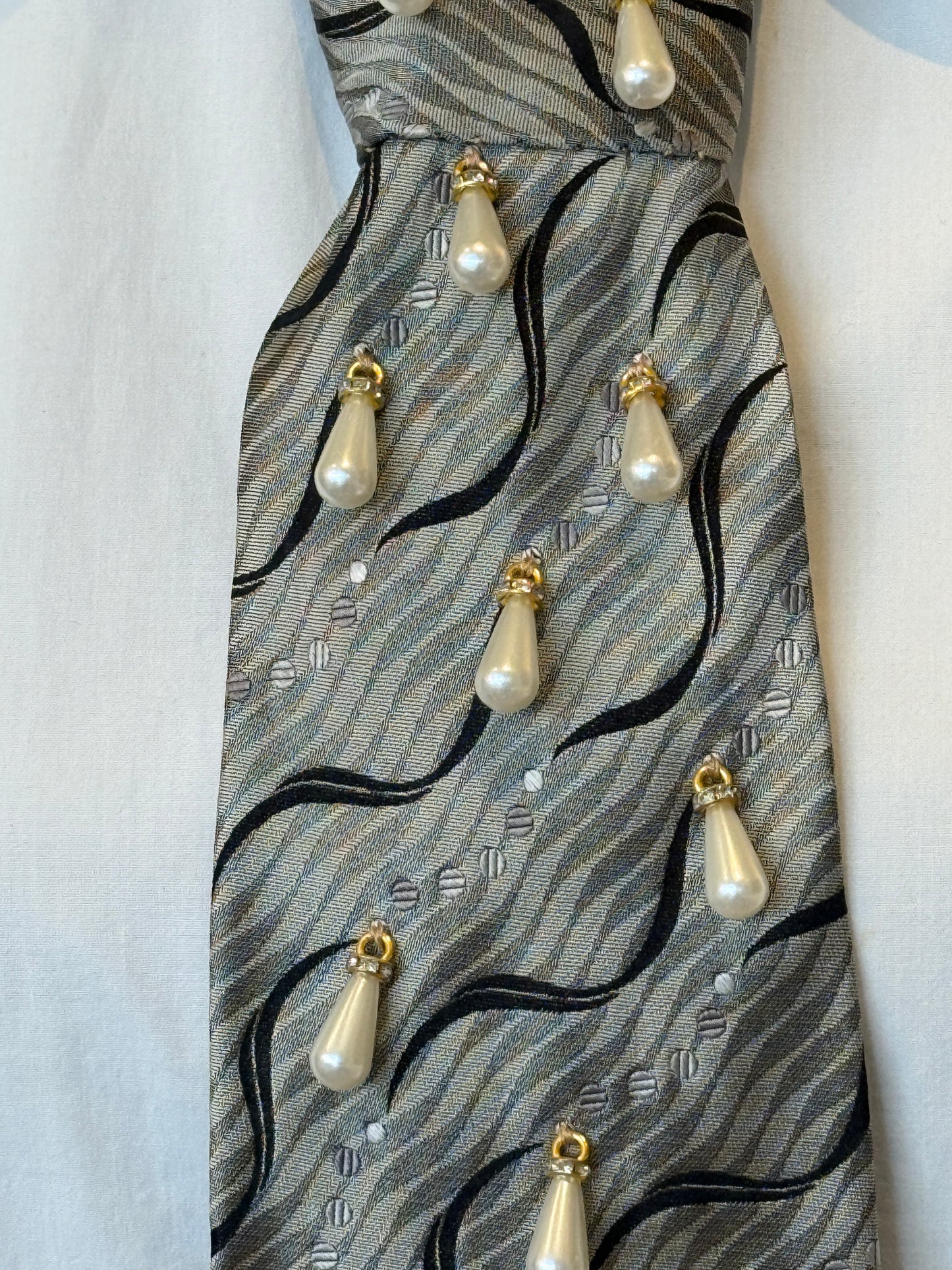 Grey Swirl Tie With Pearl Drops